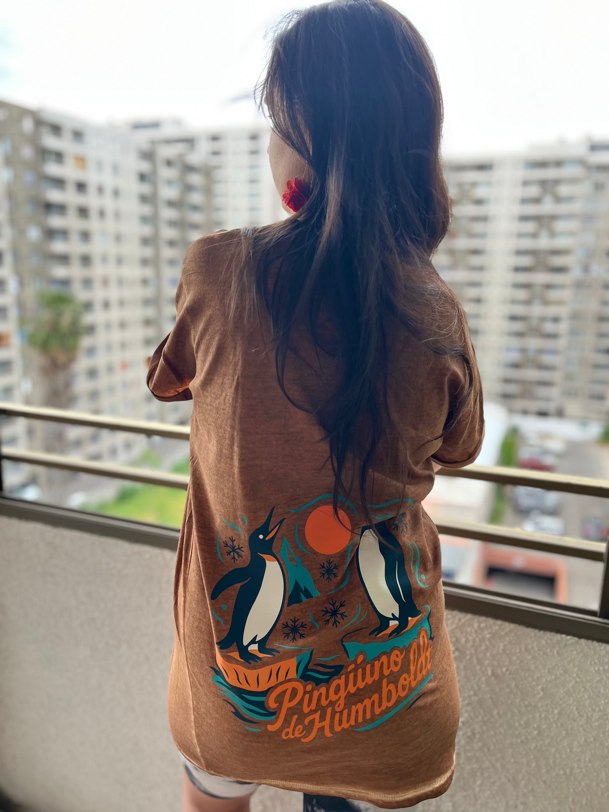 Polera Manga Corta Marrón Pinguino de Humboldt